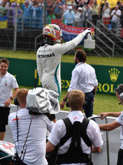 Lewis Hamilton, Mercedes-AMG F1 W09, festeggia nel parco chiuso