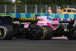 Esteban Ocon, Force India VJM11, battles with Carlos Sainz Jr., Renault Sport F1 Team R.S. 18