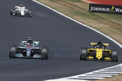 Lewis Hamilton, Mercedes-AMG F1 W09 dépasse Carlos Sainz Jr., Renault Sport F1 Team R.S. 18