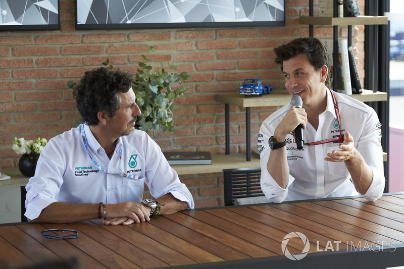 Toto Wolff, Mercedes AMG F1 Director of Motorsport with Petronas engineer