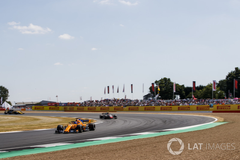Fernando Alonso, McLaren MCL33, y Kevin Magnussen, Haas F1 Team VF-18