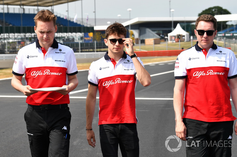 Charles Leclerc, Sauber parcourt la piste à pied