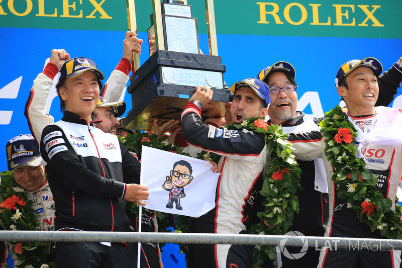 Overall podium: winners Sébastien Buemi, Kazuki Nakajima, Fernando Alonso, Toyota Gazoo Racing