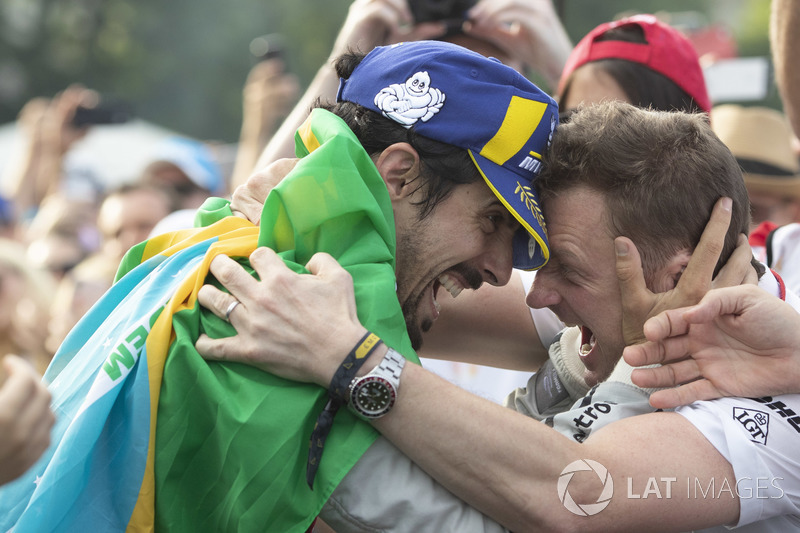 Lucas di Grassi, Audi Sport ABT Schaeffler, felicitado por Allan McNish, director del Audi Sport Abt Schaeffler