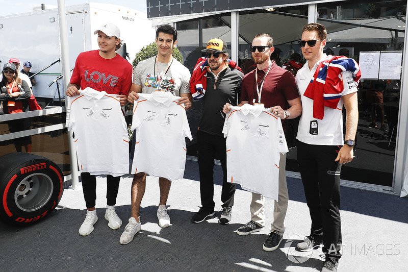 Fernando Alonso, McLaren, y Stoffel Vandoorne, McLaren, con jugadores de hockey canadienses