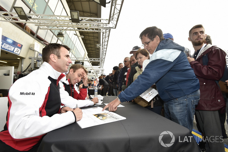 #94 Porsche GT Team Porsche 911 RSR: Romain Dumas, Timo Bernhard, Sven Müller, sessione autografi