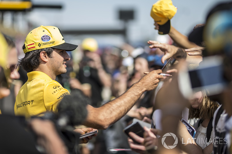 Carlos Sainz Jr., Renault Sport F1 Team firma autógrafos a los fans