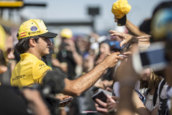 Carlos Sainz Jr., Renault Sport F1 Team signe des autographes avec les fans