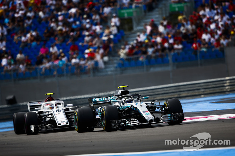 Valtteri Bottas, Mercedes AMG F1 W09, devant Charles Leclerc, Sauber C37