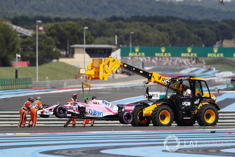 Эвакуация с трассы разбитого автомобиля VJM11 Эстебана Окона, Sahara Force India F1