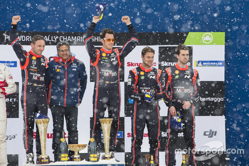 Podio: los ganadores del Rally de Suecia Thierry Neuville, Nicolas Gilsoul, Hyundai Motorsport, y lo