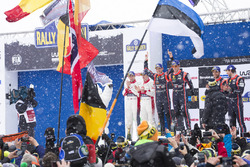Podium : les vainqueurs Thierry Neuville et Nicolas Gilsoul, Hyundai Motorsport, les deuxièmes Craig Breen et Scott Martin, Citroën World Rally Team, les troisièmes Andreas Mikkelsen et Anders Jäger, Hyundai Motorsport