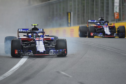 Pierre Gasly, Scuderia Toro Rosso STR13 locks up avoiding Brendon Hartley, Scuderia Toro Rosso STR13