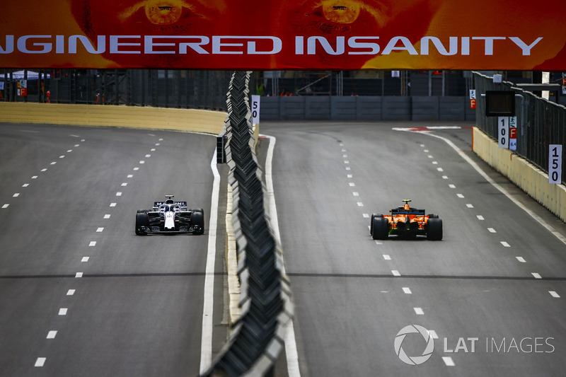 Stoffel Vandoorne, McLaren MCL33 Renault y Lance Stroll, Williams FW41 Mercedes