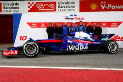 Honda personel, Franz Tost, Scuderia Toro Rosso Team Principal, Pierre Gasly, Scuderia Toro Rosso and Brendon Hartley, Scuderia Toro Rosso, the new Scuderia Toro Rosso STR13