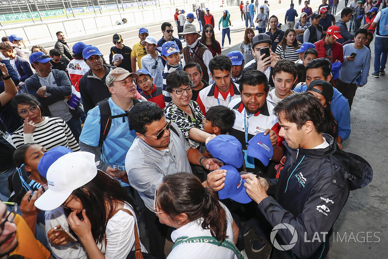 Nelson Piquet Jr., Jaguar Racing, signing autographs, taking selfies with fans