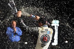 Kevin Harvick, Stewart-Haas Racing, Jimmy John's Ford Fusion festeggia la vittoria