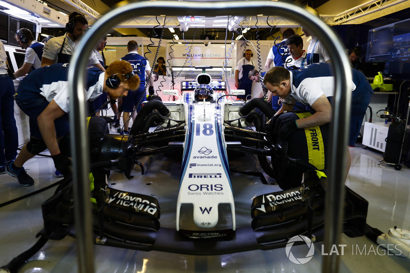 Mecánicos trabajando en el coche de Lance Stroll Williams FW40