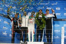 Podium : le Champion du monde Thed Björk, Polestar Cyan Racing, Volvo S60 Polestar TC1, le vainqueur Esteban Guerrieri, Honda Racing Team JAS, Honda Civic WTCC, le deuxième Rob Huff, All-Inkl Motorsport, Citroën C-Elysée WTCC, le troisième Nicky Catsburg, Polestar Cyan Racing, Volvo S60 Polestar TC1, Tiago Monteiro, Honda Racing Team JAS, Honda Civic WTCC