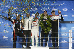 Podio: il campione del mondo Thed Björk, Polestar Cyan Racing, Volvo S60 Polestar TC1, il vincitore