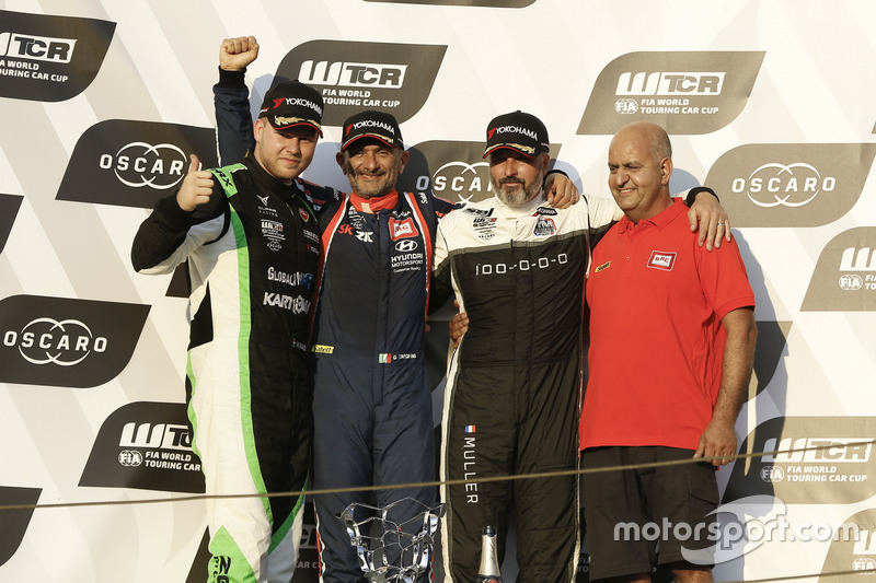 Podium: winnaar Gabriele Tarquini, BRC Racing Team Hyundai i30 N TCR, nummer twee Norbert Nagy, Zengo Motorsport Cupra TCR, nummer drie Yvan Muller, YMR Hyundai i30 N TCR