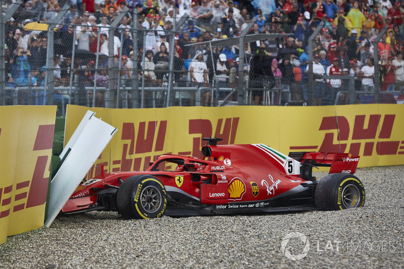 Alemania 2018: Vettel choca sobre el asfalto húmedo mientras lideraba. Inicia su debacle en la lucha con Hamilton.