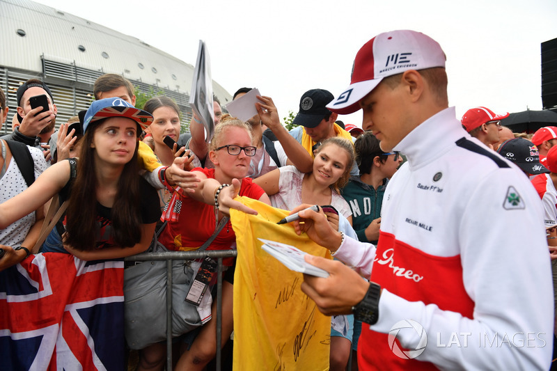 Marcus Ericsson, Sauber signs autographs for the fans