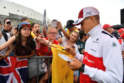 Marcus Ericsson, Sauber signe des autographes pour les fans