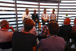 Fernando Alonso, McLaren, Zak Brown, CEO, McLaren Teknoloji Grubu, ve Stoffel Vandoorne, McLaren, basın toplantısı düzenliyorlar