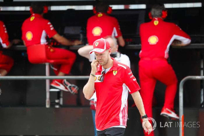 Después de chocar, Sebastian Vettel, Ferrari, habla con Maurizio Arrivabene, director del equipo Ferrari, y Jock Clear, Director de Ingeniería, Ferrari