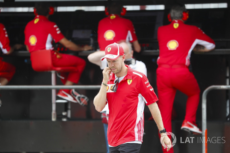Гонщик Ferrari Себастьян Феттель и руководитель команды Маурицио Аривабене