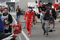 Sebastian Vettel, Ferrari, rientra al box dopo essere andato a sbattere quando si trovava al comando della gara