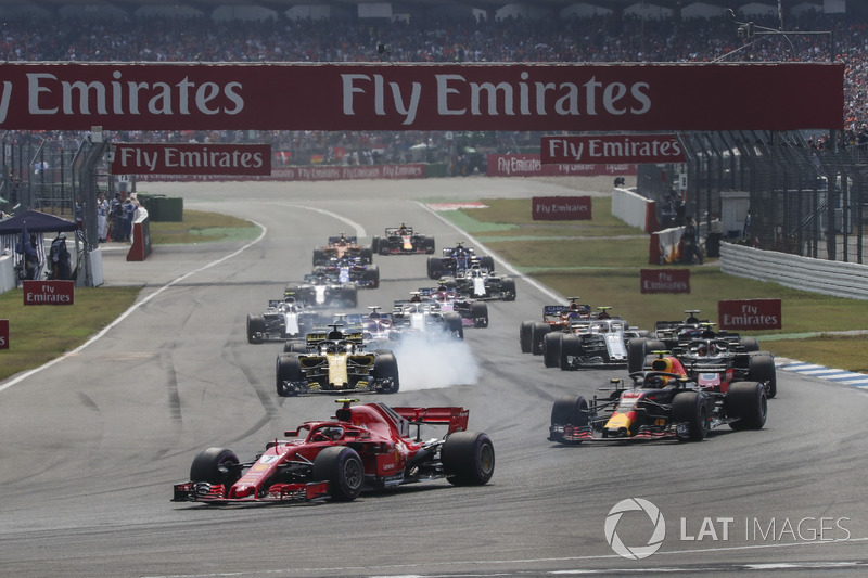 Kimi Raikkonen, Ferrari SF71H on lap one