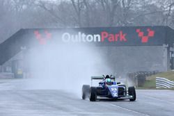 Billy Monger en su coche de carreras regreso a probar el Carlin MSV Fórmula 3