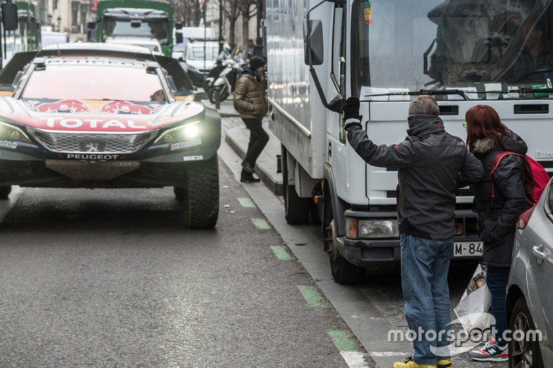 Carlos Sainz, Lucas Cruz, Peugeot Sport en las calles de Madrid