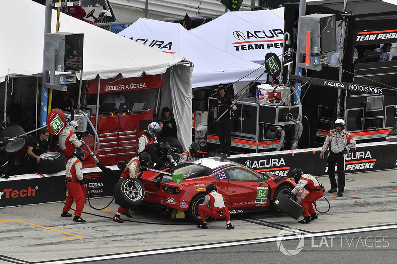 #64 Scuderia Corsa Ferrari 488 GT3, GTD: Bill Sweedler, Townsend Bell, Frankie Montecalvo, Sam Bird pit stop