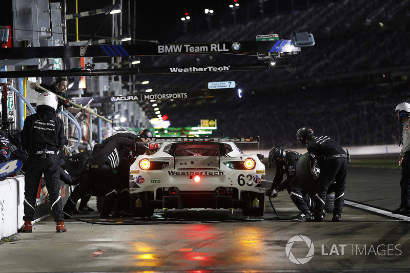 #63 Scuderia Corsa Ferrari 488 GT3, GTD: Cooper MacNeil, Alessandro Balzan, Gunnar Jeannette, Jeff Segal, pit stop