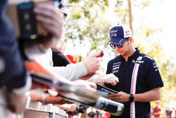 Sergio Pérez, Force India, firma autógrafos