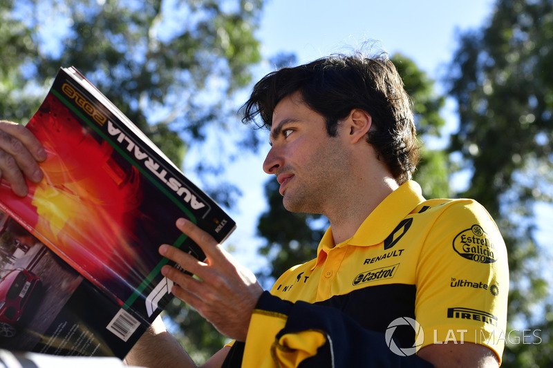Carlos Sainz Jr., Renault Sport F1 Team firma autógrafos para fans