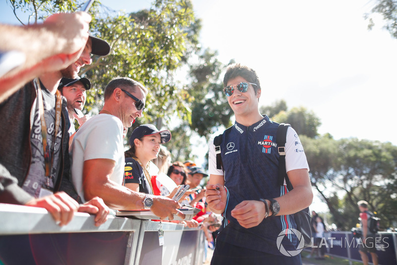 Lance Stroll, Williams Racing, sfirma autógrafos para fanáticos