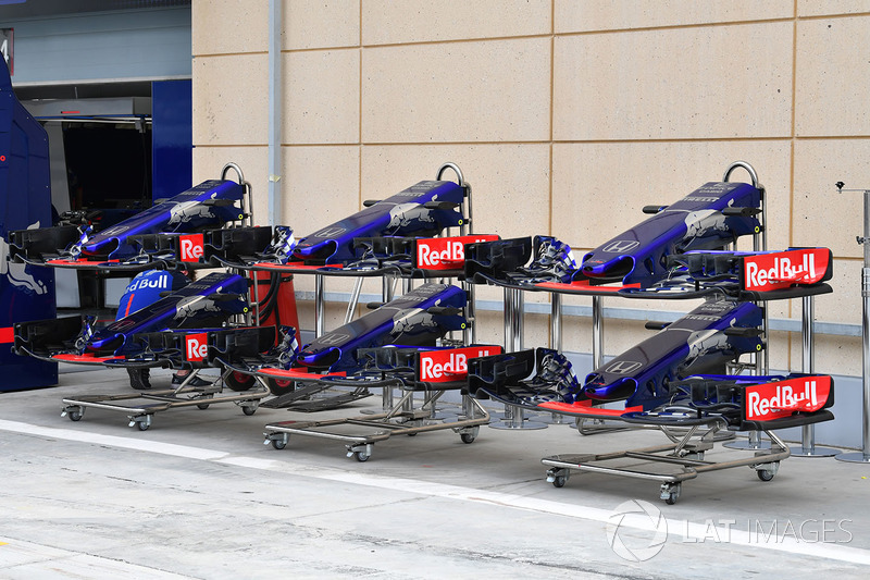 Носовой обтекатель и переднее антикрыло Scuderia Toro Rosso STR13