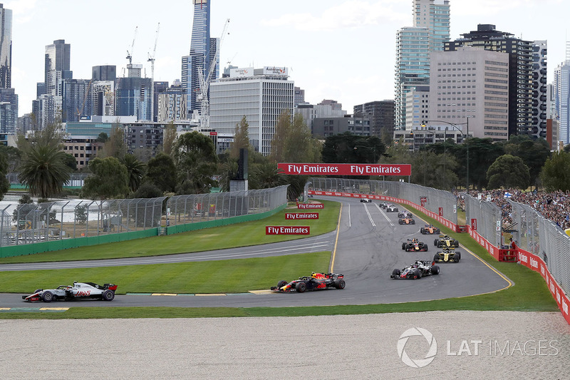 Salida: Kevin Magnussen, Haas F1 Team VF-18, Max Verstappen, Red Bull Racing RB14