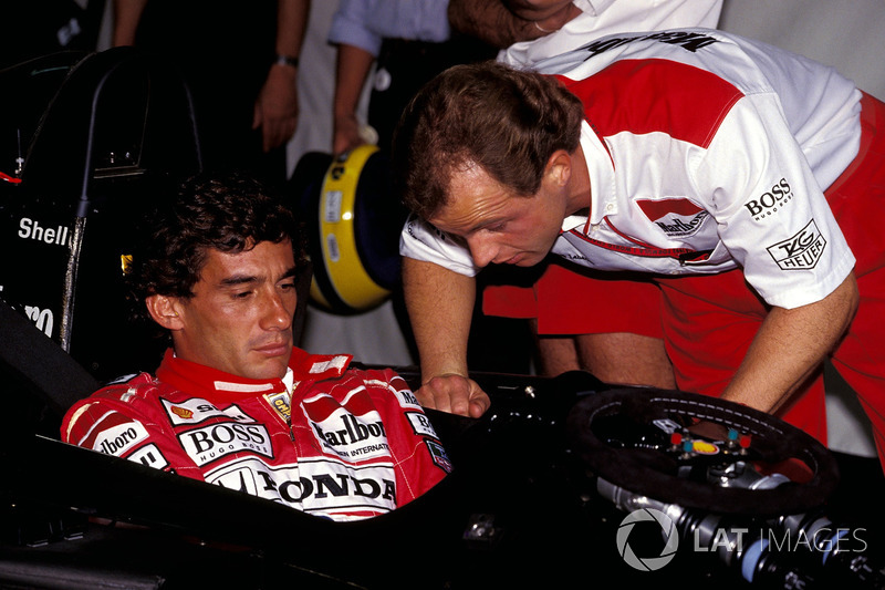 Ayrton Senna, McLaren confiere con Josef Leberer, McLaren Fisioterapeuta