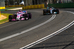 Sergio Perez, Force India VJM11 et Lewis Hamilton, Mercedes-AMG F1 W09