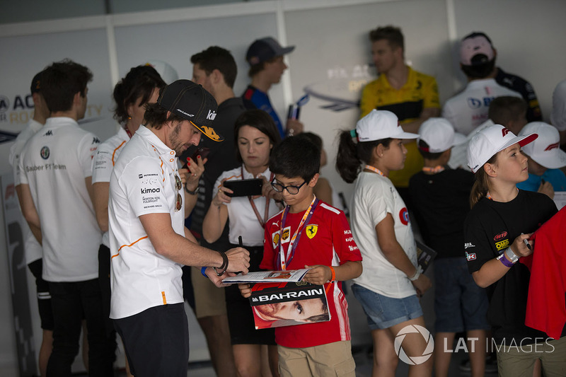 Fernando Alonso, McLaren en el desfile de pilotos