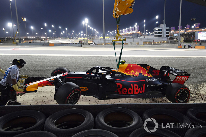 The crashed car of Max Verstappen, Red Bull Racing RB14 is recovered in Q1