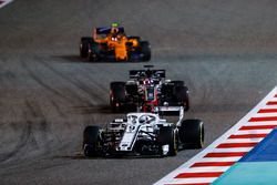 Marcus Ericsson, Sauber C37 Ferrari, Romain Grosjean, Haas F1 Team VF-18 Ferrari, en Stoffel Vandoor