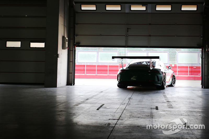 Una Porsche 911 GT3 Cup esce dal garage