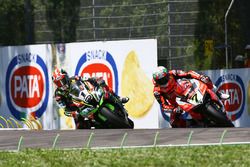 Jonathan Rea, Kawasaki Racing overtakes Chaz Davies, Aruba.it Racing-Ducati SBK Team