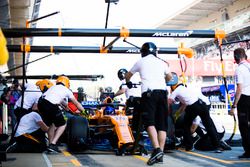 Fernando Alonso, McLaren MCL33, dans les stands durant les essais